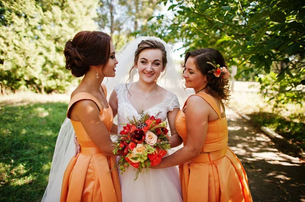 Novia feliz divirtiéndose con sus damas de honor divertido fresco en el parque —  Fotos de Stock