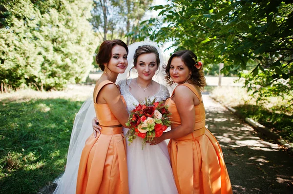 Счастливая невеста веселится с ее прохладно весело подружки невесты в парке — стоковое фото