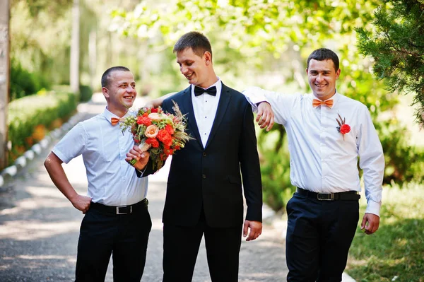Yakışıklı damat ile onun bestmen ya da groomsmen parkta yürüyüş
