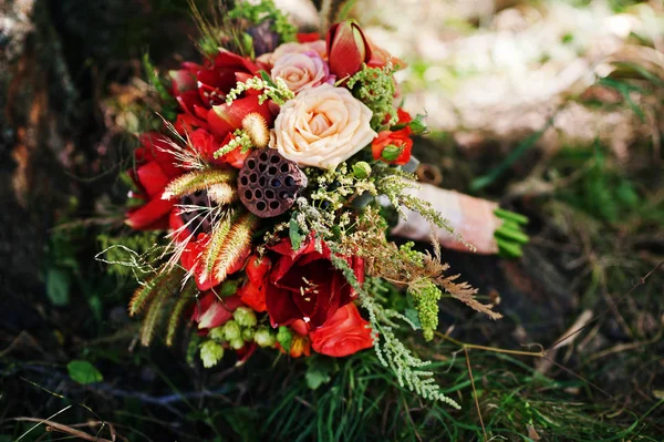 Close-up photo of isolated bridal bouquet laying on the ground. — Stock Photo, Image