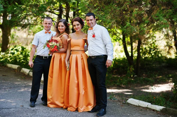 Красивые подружки невесты с красивыми подругами жениха в парке . — стоковое фото