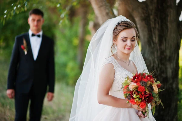 Fantastic wedding couple enjoying each other's company in the pa — Stock Photo, Image