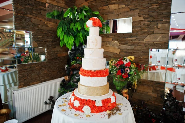Fantastisk och mycket läcker bröllopstårta. — Stockfoto