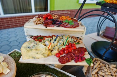 İnanılmaz görünümlü lezzetli yemekleri düğün Ziyafet üzerinde.