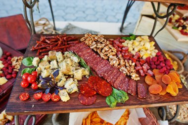 İnanılmaz görünümlü lezzetli yemekleri düğün Ziyafet üzerinde.