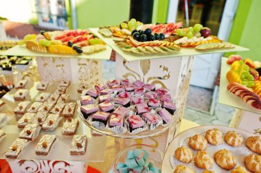 İnanılmaz görünümlü lezzetli yemekleri düğün Ziyafet üzerinde.