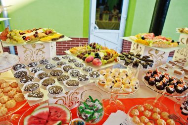 İnanılmaz görünümlü lezzetli yemekleri düğün Ziyafet üzerinde.