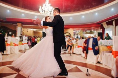 Ben parti düğünlerinde yeni evli çiftin ilk dans