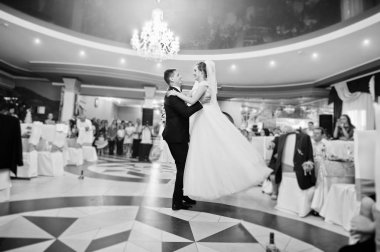 Ben parti düğünlerinde yeni evli çiftin ilk dans