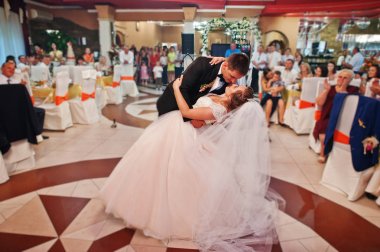 Ben parti düğünlerinde yeni evli çiftin ilk dans