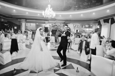 Ben parti düğünlerinde yeni evli çiftin ilk dans