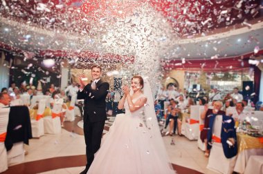 Ben parti düğünlerinde yeni evli çiftin ilk dans