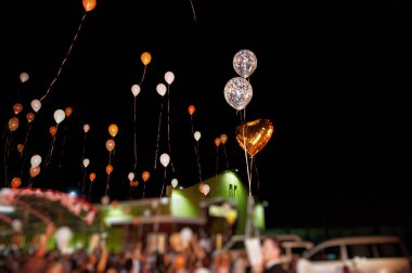 Konuklar gelin ve damat ballons başlayay havasında serbest ile