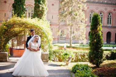 Çekici Düğün çifti görkemli bir adam bahçede poz