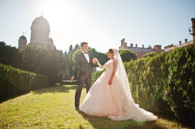 Çekici Düğün çifti görkemli bir adam bahçede poz