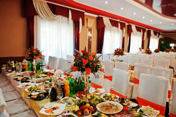 Increíblemente buscando deliciosos platos en banquete de bodas . — Foto de Stock