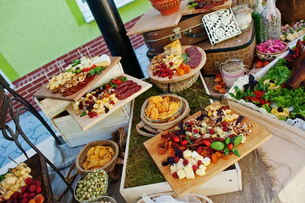 Incrivelmente olhando deliciosos pratos no banquete de casamento . — Fotografia de Stock