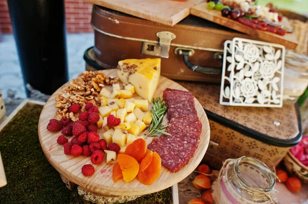 Increíblemente buscando deliciosos platos en banquete de bodas . —  Fotos de Stock