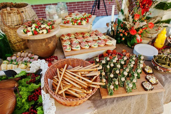 Délicieux plats étonnamment beaux sur le banquet de mariage . — Photo