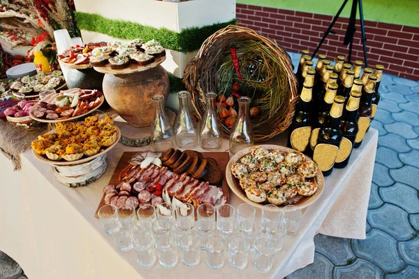 Délicieux plats étonnamment beaux sur le banquet de mariage . — Photo
