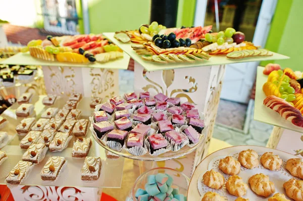 İnanılmaz görünümlü lezzetli yemekleri düğün Ziyafet üzerinde.