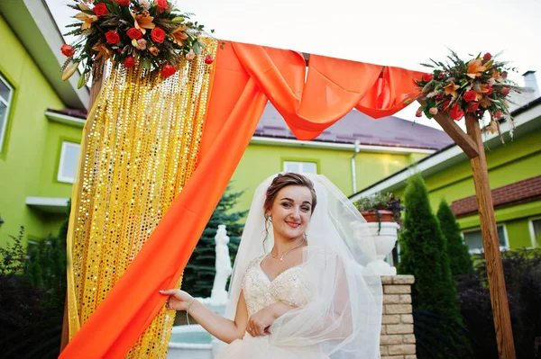 Flawless jovem noiva em vestido de casamento branco lindo posando ao lado — Fotografia de Stock