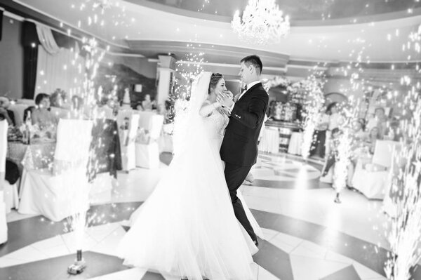 Первый танец молодоженов на свадьбе
