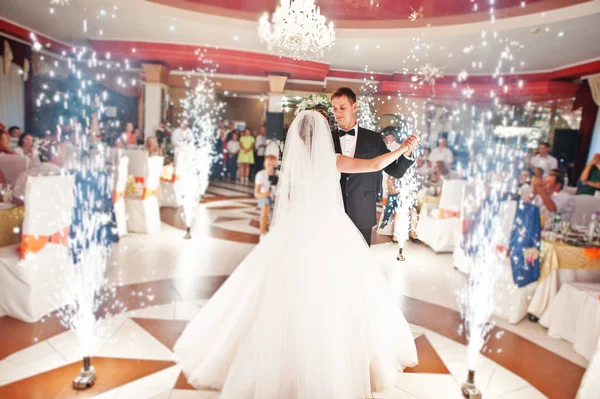 The first dance of newly married couple at their wedding party i — Stock Photo, Image