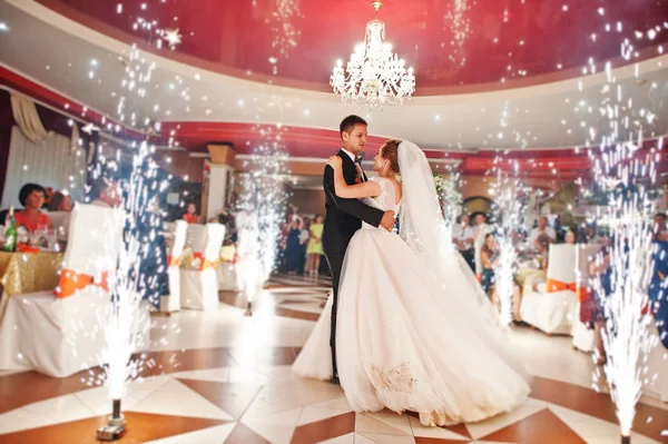 The first dance of newly married couple at their wedding party i — Stock Photo, Image