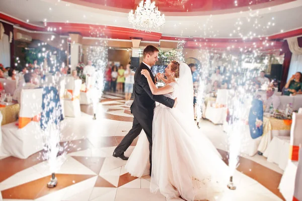 A primeira dança do casal recém-casado em sua festa de casamento i — Fotografia de Stock