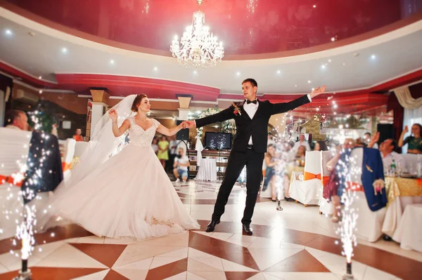 Az első tánc az újonnan házas pár az esküvő, a párt — Stock Fotó