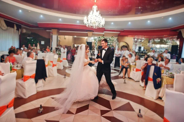 A primeira dança do casal recém-casado em sua festa de casamento i — Fotografia de Stock