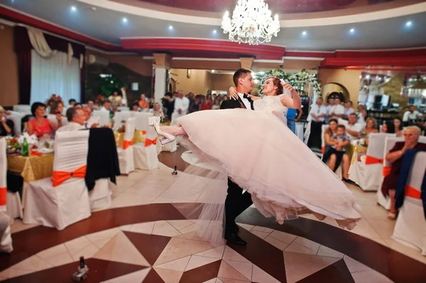 Первый танец молодоженов на свадьбе — стоковое фото