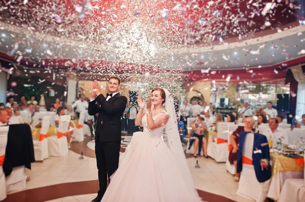 그들의 결혼식에서 새로 결혼된 한 한 쌍의 첫 번째 댄스 파티 나 — 스톡 사진