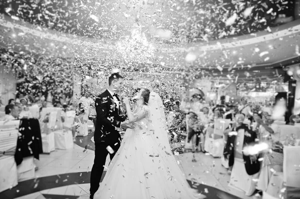 De eerste dans van onlangs getrouwde stel op hun bruiloft partij ik — Stockfoto