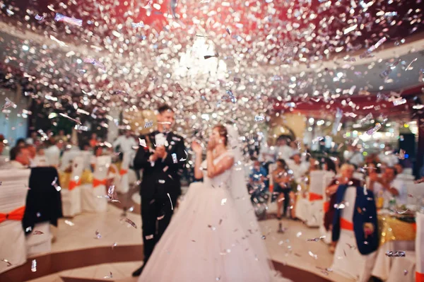 Pierwszy taniec Świeżo poślubiona para na ich ślubie party i — Zdjęcie stockowe