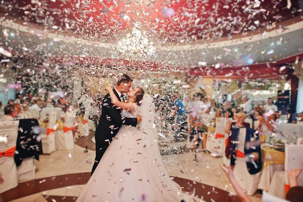 그들의 결혼식에서 새로 결혼된 한 한 쌍의 첫 번째 댄스 파티 나 — 스톡 사진