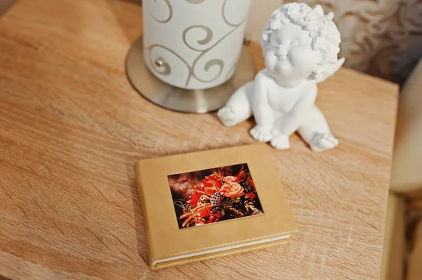 Eleganckie pomarańczowy brązowy fotoksiążki lub photo album na kanapie. — Zdjęcie stockowe