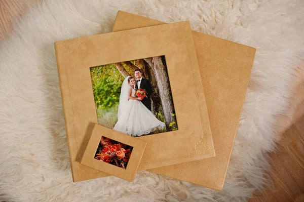 Elegante fotolibro marrone arancio o album fotografico sul divano . — Foto Stock