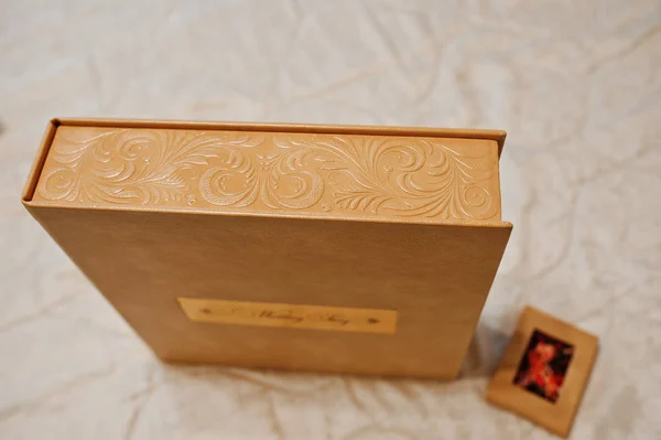 Hnědý box svatební fotokniha nebo Foto alba. — Stock fotografie