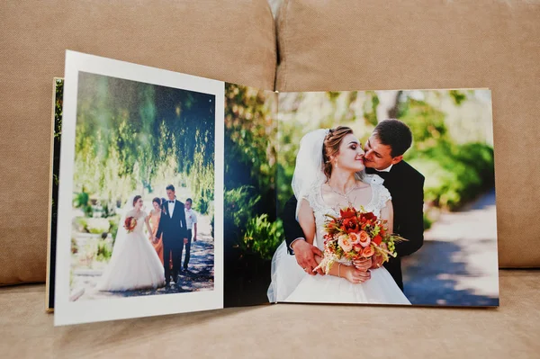 Pages of wedding photobook or wedding album on the sofa with cus — Stock Photo, Image