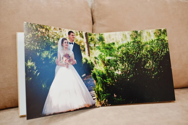 Páginas de casamento photobook ou álbum de casamento no sofá com cus — Fotografia de Stock