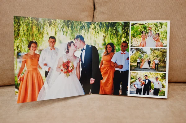 Halaman buku foto pernikahan atau album pernikahan di sofa dengan cus — Stok Foto
