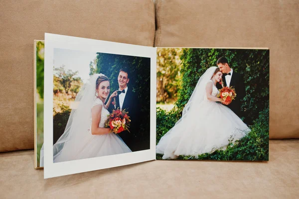 Σελίδες από το βιβλίο photobook του γάμου ή το άλμπουμ του γάμου στον καναπέ με cus — Φωτογραφία Αρχείου