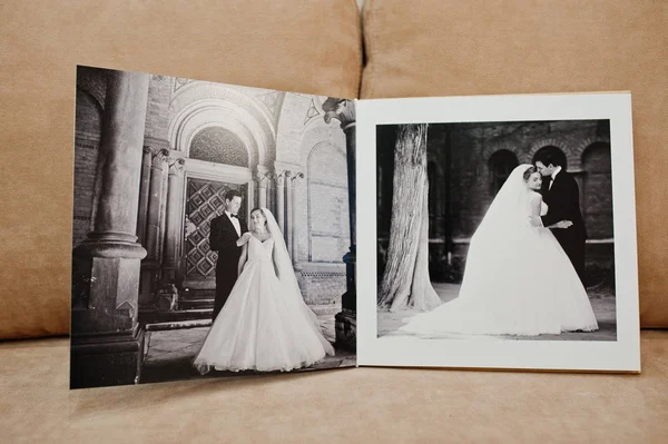 Pages of wedding photobook or wedding album on the sofa with cus — Stock Photo, Image