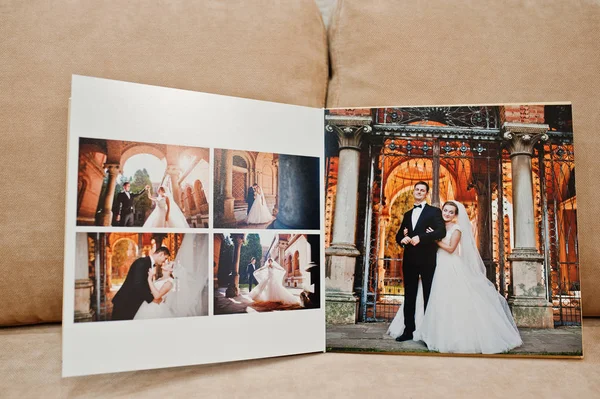 Pages of wedding photobook or wedding album on the sofa with cus — Stock Photo, Image