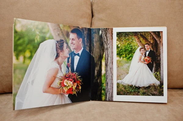 Páginas de libro de fotos de boda o álbum de bodas en el sofá con cus — Foto de Stock