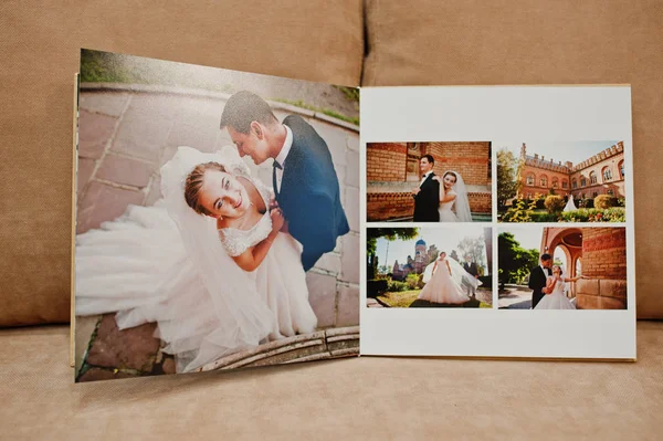 Pagine di album fotografico di nozze o album di nozze sul divano con cus — Foto Stock