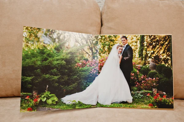 Sidor av bröllop fotobok eller bröllop album i soffan med cus — Stockfoto