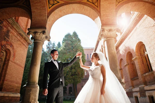 Casal de casamento deslumbrante curtindo a companhia um do outro em uma beleza — Fotografia de Stock